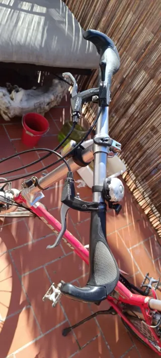 Bicicleta plegable Dahon con sillín Brooks.