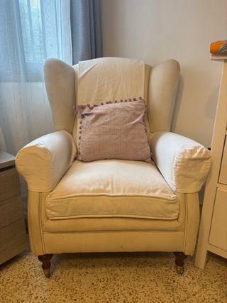 Sillón blanco con cojín rosa