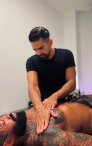 Masaje y masajista profesional relajante
