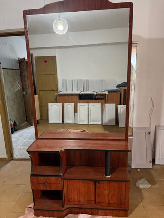 Tocador de madera con espejo
