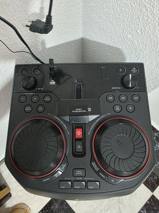 Equipo de sonido LG con luces