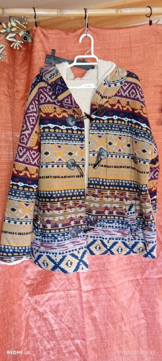 Abrigo étnico borreguito con capucha y bolsillos