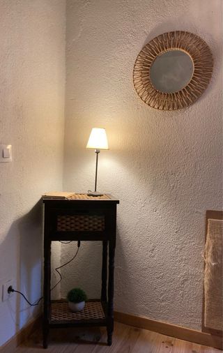 Mesita auxiliar de madera y fibra natural