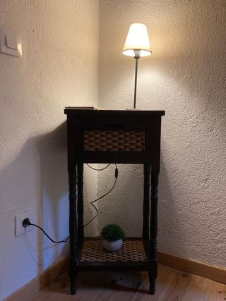 Mesita auxiliar de madera y fibra natural