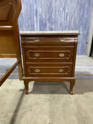 Cama de matrimonio y 2 mesitas