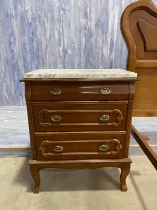 Cama de matrimonio y 2 mesitas