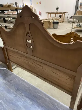 Cama de matrimonio y 2 mesitas