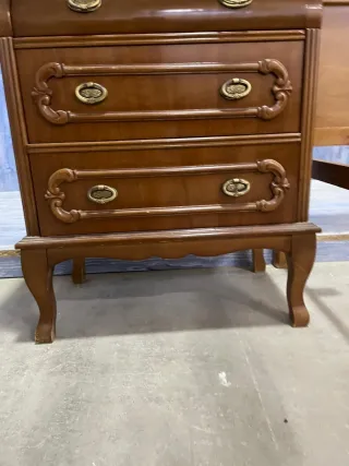 Cama de matrimonio y 2 mesitas