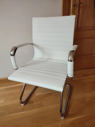 Silla de oficina blanca de cuero sintético