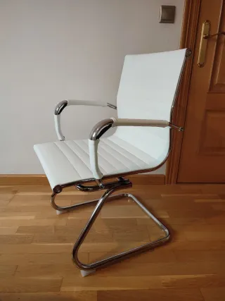 Silla de oficina blanca de cuero sintético
