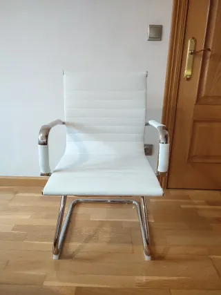 Silla de oficina blanca de cuero sintético