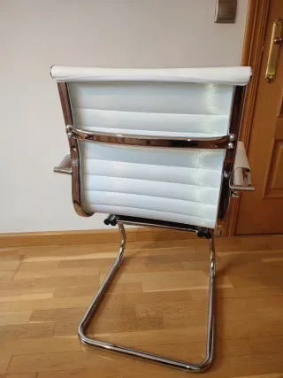 Silla de oficina blanca de cuero sintético