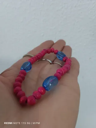 Pulsera de cuentas de madera y detalles azules