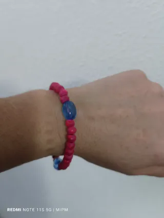 Pulsera de cuentas de madera y detalles azules