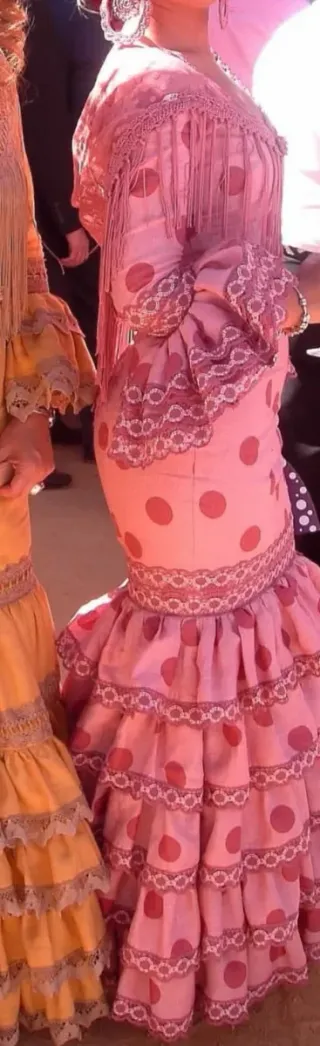 Traje de flamenca hecho con tela de lino y encajes