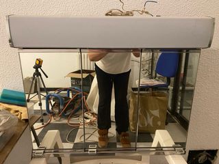 Armario de baño plateado y blanco