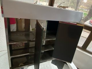 Armario de baño plateado y blanco