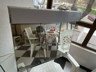 Armario de baño plateado y blanco