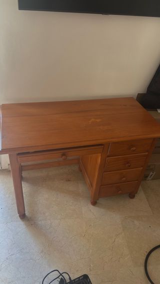 Escritorio de madera con 4 cajones