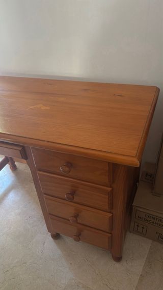 Escritorio de madera con 4 cajones