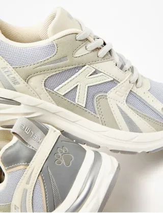 Zapatillas deportivas Kelme grises y blancas