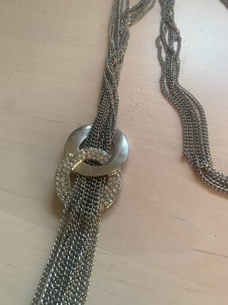 Collar plateado multi-cadena con colgante