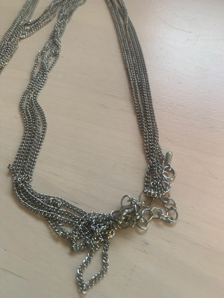 Collar plateado multi-cadena con colgante