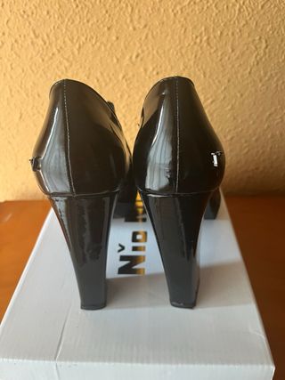 Zapatos de tacón negros charol