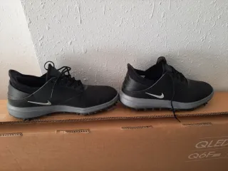 Zapatos de golf Nike negros y grises