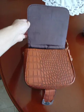 Bolso marrón con cadena dorada