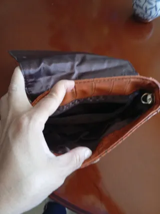 Bolso marrón con cadena dorada