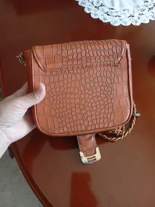 Bolso marrón con cadena dorada