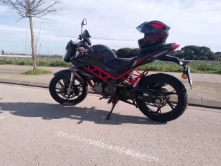 Benelli BN 125 Naked Negra/Roja