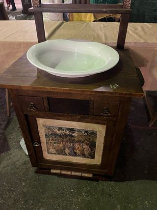 Mueble tocador de madera con lavabo