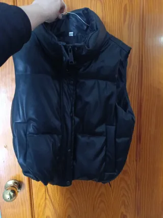 Chaqueton acolchado negro cuello alto