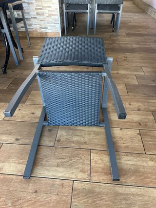 Silla de restaurante metálica y mimbre