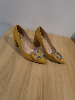 Zapatos tacón color mostaza con lazo y pedrería