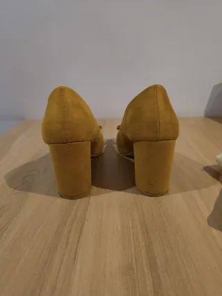 Zapatos tacón color mostaza con lazo y pedrería
