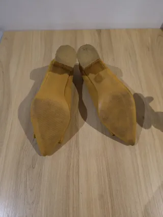 Zapatos tacón color mostaza con lazo y pedrería