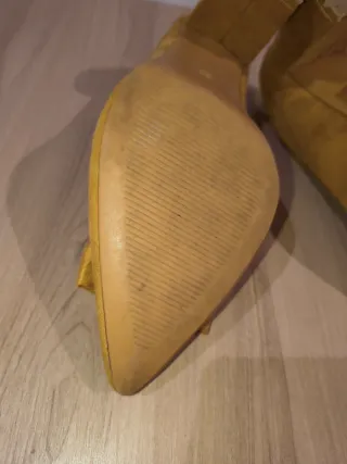 Zapatos tacón color mostaza con lazo y pedrería