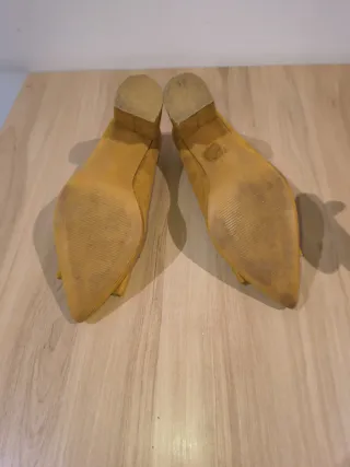 Zapatos tacón color mostaza con lazo y pedrería