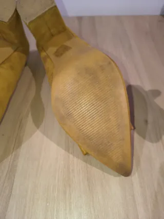 Zapatos tacón color mostaza con lazo y pedrería