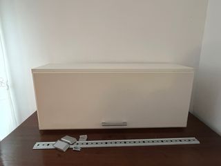 Armario pared blanco y plata