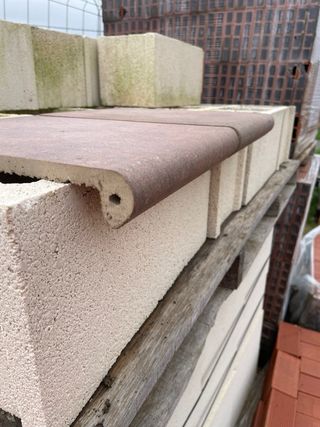 Peldaños cerámicos efecto piedra