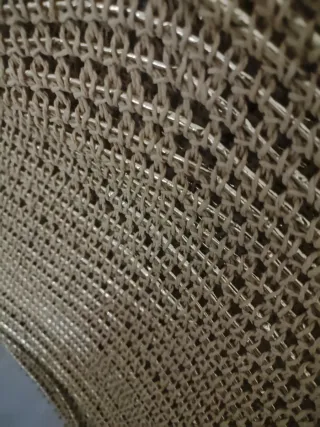 Bolso de playa de mimbre con detalles dorados