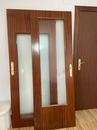 Puertas de madera color marrón