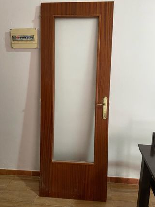 Puertas de madera color marrón