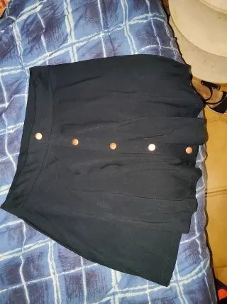 Falda corta negra con botones