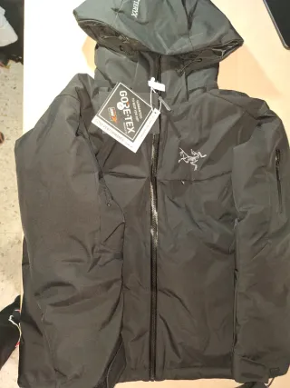 Chaqueta Arcteryx negra con tecnología Gore-Tex,