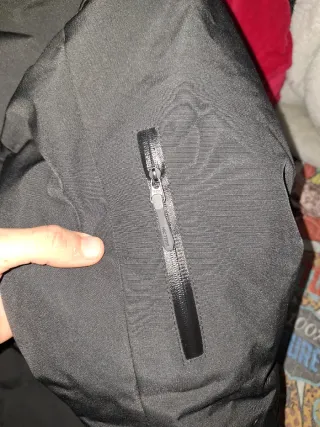 Chaqueta Arcteryx negra con tecnología Gore-Tex,